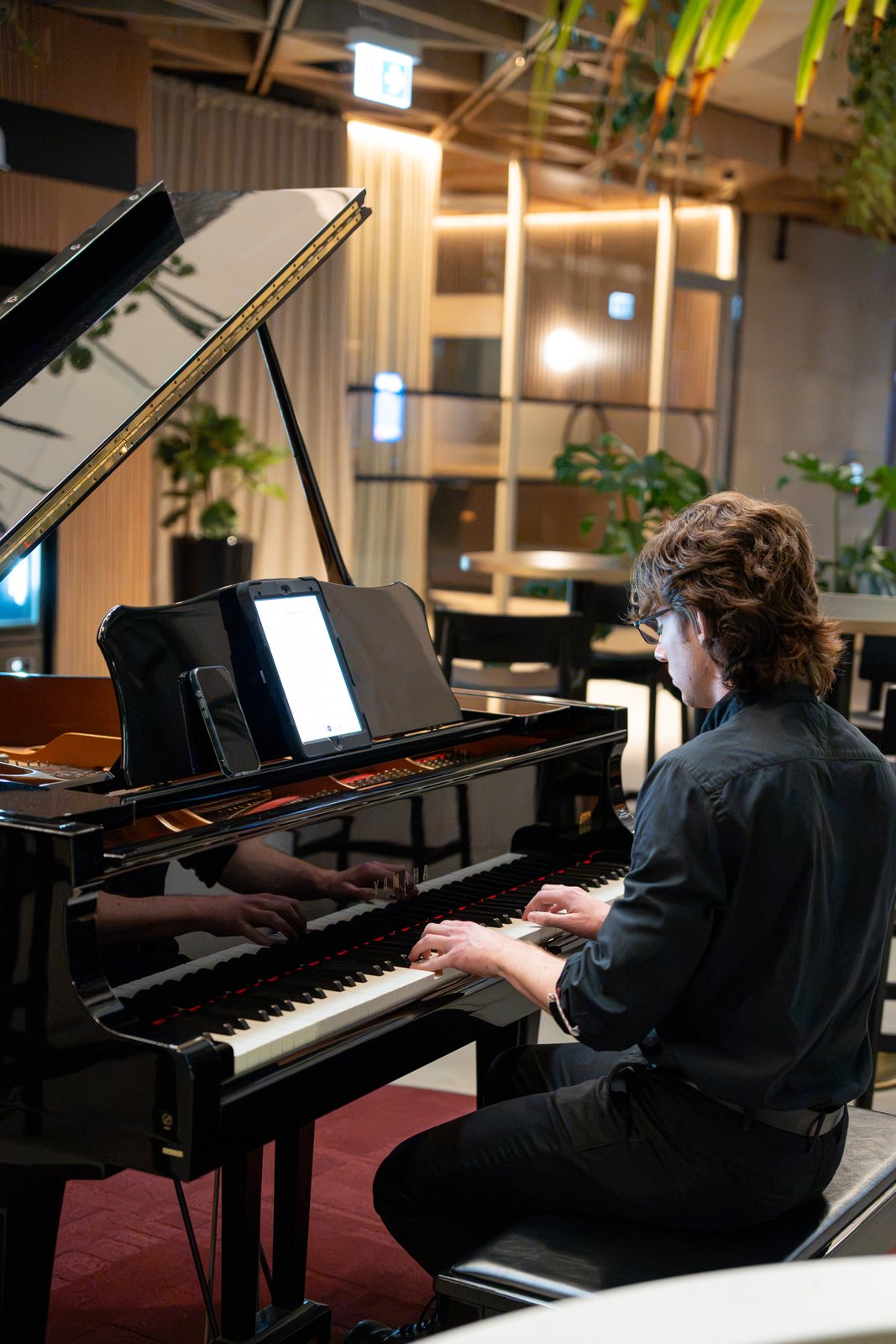 Live piano during aperitivo at Cecilia